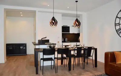 Télévision ou salle de divertissement dans l'établissement Elégant appartement dans le quartier Concorde à Paris