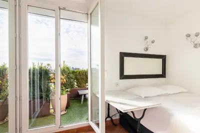 Télévision ou salle de divertissement dans l'établissement Appart Hôtel Résidence Courcelle