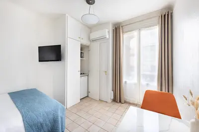 Télévision ou salle de divertissement dans l'établissement Appart Hôtel Résidence Courcelle