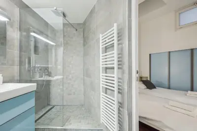 Salle de bains dans l'établissement Séjour raffiné entre Concorde et Place Vendome