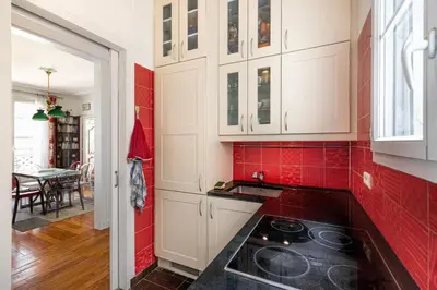 Cuisine ou kitchenette dans l'établissement GuestReady - Vibrant et confortable à Montparnasse
