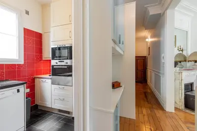 Cuisine ou kitchenette dans l'établissement GuestReady - Vibrant et confortable à Montparnasse