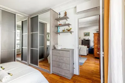 Un ou plusieurs lits dans un hébergement de l'établissement GuestReady - Vibrant et confortable à Montparnasse