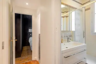 Salle de bains dans l'établissement GuestReady - Vibrant et confortable à Montparnasse