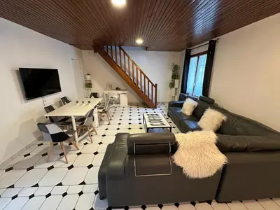 Télévision ou salle de divertissement dans l'établissement Agréable appartement dans une maison