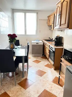 Cuisine ou kitchenette dans l'établissement Superbe appartement près du métro 4 proche Paris