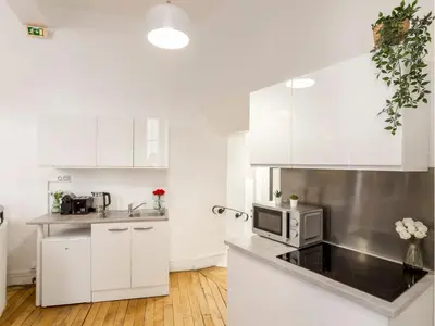 Cuisine ou kitchenette dans l'établissement Merveil - Family Suite - Louvre - Clery