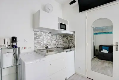 Cuisine ou kitchenette dans l'établissement Comfortable studio - 2P - Grenelle