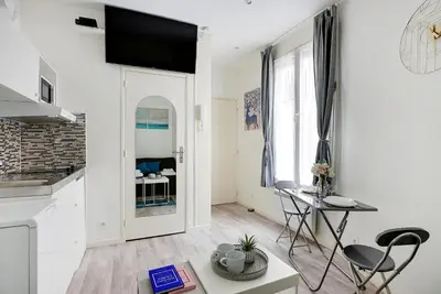 Télévision ou salle de divertissement dans l'établissement Comfortable studio - 2P - Grenelle