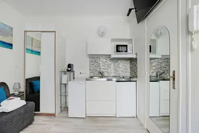 Cuisine ou kitchenette dans l'établissement Comfortable studio - 2P - Grenelle