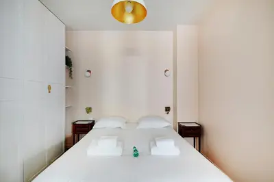 Un ou plusieurs lits dans un hébergement de l'établissement Chic Apartment -2BR-6P- Invalides