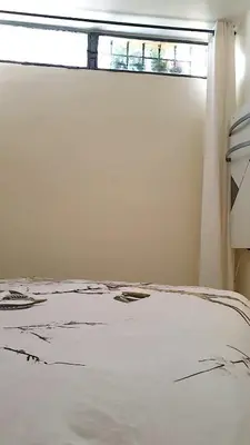 Un ou plusieurs lits dans un hébergement de l'établissement Jolie appartement avec 2 chambres partagées