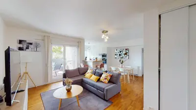 Coin salon dans l'établissement Live Like a Local Stylish 2BR with Balcony & Parking