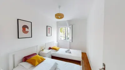 Un ou plusieurs lits dans un hébergement de l'établissement Live Like a Local Stylish 2BR with Balcony & Parking