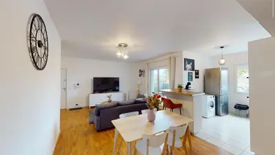Télévision ou salle de divertissement dans l'établissement Live Like a Local Stylish 2BR with Balcony & Parking