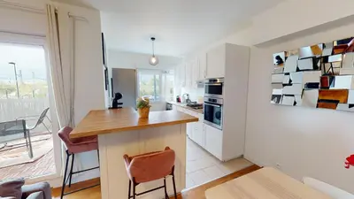 Cuisine ou kitchenette dans l'établissement Live Like a Local Stylish 2BR with Balcony & Parking
