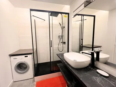 Salle de bains dans l'établissement Cosy 1 bedroom Appt Proche de tout Metro à pied
