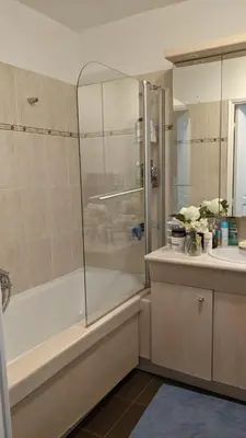 Salle de bains dans l'établissement Appartement lumineux Seine, île St-Germain, proche Porte de Versailles et la Défense