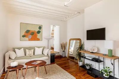 Télévision ou salle de divertissement dans l'établissement GuestReady - Apt de charme dans le centre de Paris IX