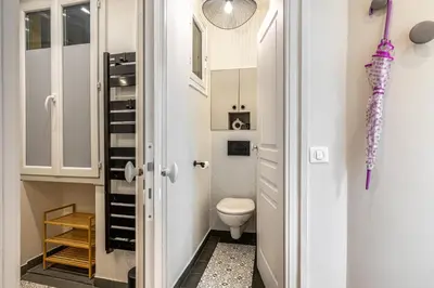 Salle de bains dans l'établissement GuestReady - Apt de charme dans le centre de Paris IX