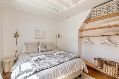 Un ou plusieurs lits dans un hébergement de l'établissement GuestReady - Apt de charme dans le centre de Paris IX
