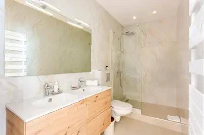 Salle de bains dans l'établissement Reva Suites