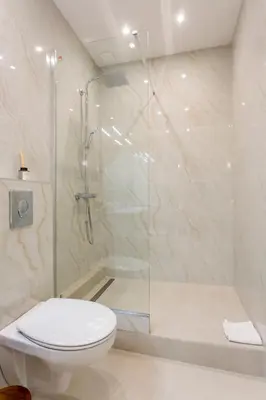 Salle de bains dans l'établissement Reva Suites