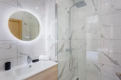 Salle de bains dans l'établissement Reva Suites
