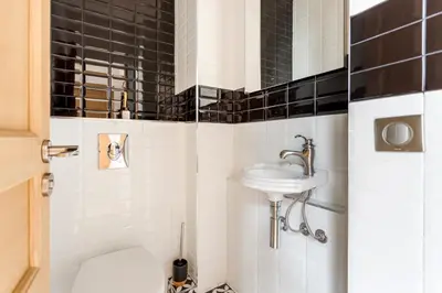 Salle de bains dans l'établissement Reva Suites