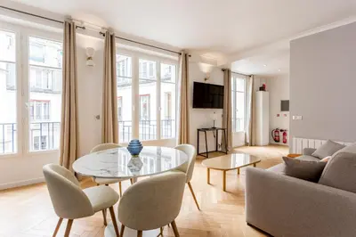 Coin salon dans l'établissement Reva Suites