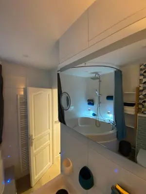 Salle de bains dans l'établissement Cosy courcelles