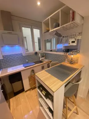 Cuisine ou kitchenette dans l'établissement Cosy courcelles
