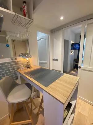 Cuisine ou kitchenette dans l'établissement Cosy courcelles