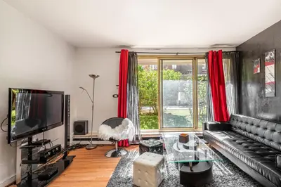 Télévision ou salle de divertissement dans l'établissement GuestReady - Airy Studio with Courtyard View