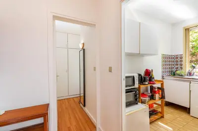 Cuisine ou kitchenette dans l'établissement GuestReady - Airy Studio with Courtyard View