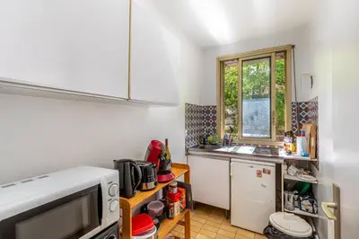 Cuisine ou kitchenette dans l'établissement GuestReady - Airy Studio with Courtyard View