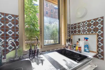 Cuisine ou kitchenette dans l'établissement GuestReady - Airy Studio with Courtyard View