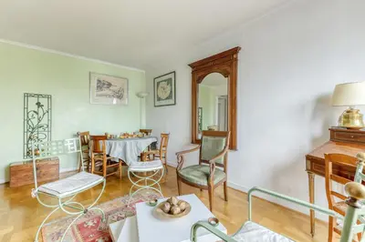 Coin salon dans l'établissement Large and Bright 2 Bdrs Flat with View - Paris 20