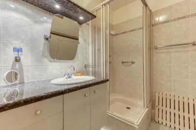 Salle de bains dans l'établissement Large and Bright 2 Bdrs Flat with View - Paris 20