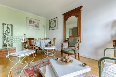 Coin salon dans l'établissement Large and Bright 2 Bdrs Flat with View - Paris 20