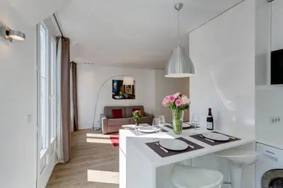 Télévision ou salle de divertissement dans l'établissement Champs Elysées Apartment