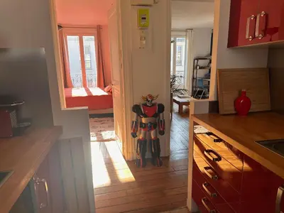 Cuisine ou kitchenette dans l'établissement Quiet apartment hill of Montmartre