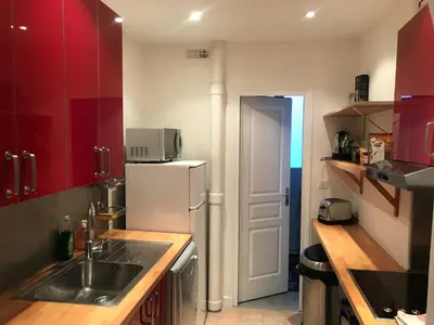 Cuisine ou kitchenette dans l'établissement Quiet apartment hill of Montmartre