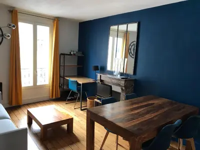 Coin salon dans l'établissement Quiet apartment hill of Montmartre