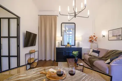 Télévision ou salle de divertissement dans l'établissement Balcon Champs Elysees