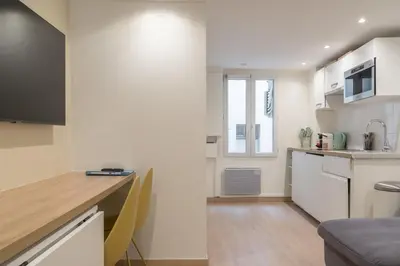 Cuisine ou kitchenette dans l'établissement Lavie Maison Parisian Aircon Gem