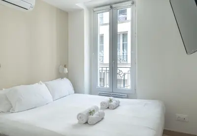 Un ou plusieurs lits dans un hébergement de l'établissement Lavie Maison Parisian Aircon Gem