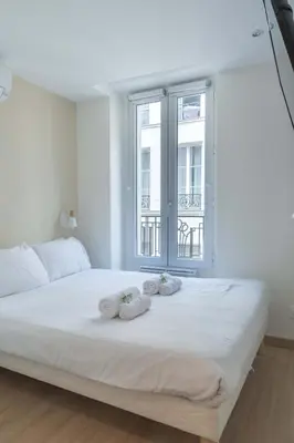 Un ou plusieurs lits dans un hébergement de l'établissement Lavie Maison Parisian Aircon Gem