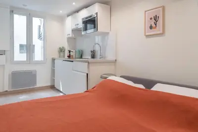 Cuisine ou kitchenette dans l'établissement Lavie Maison Parisian Aircon Gem