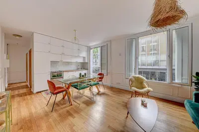 Cuisine ou kitchenette dans l'établissement Appartement parisien lumineux proche métro
